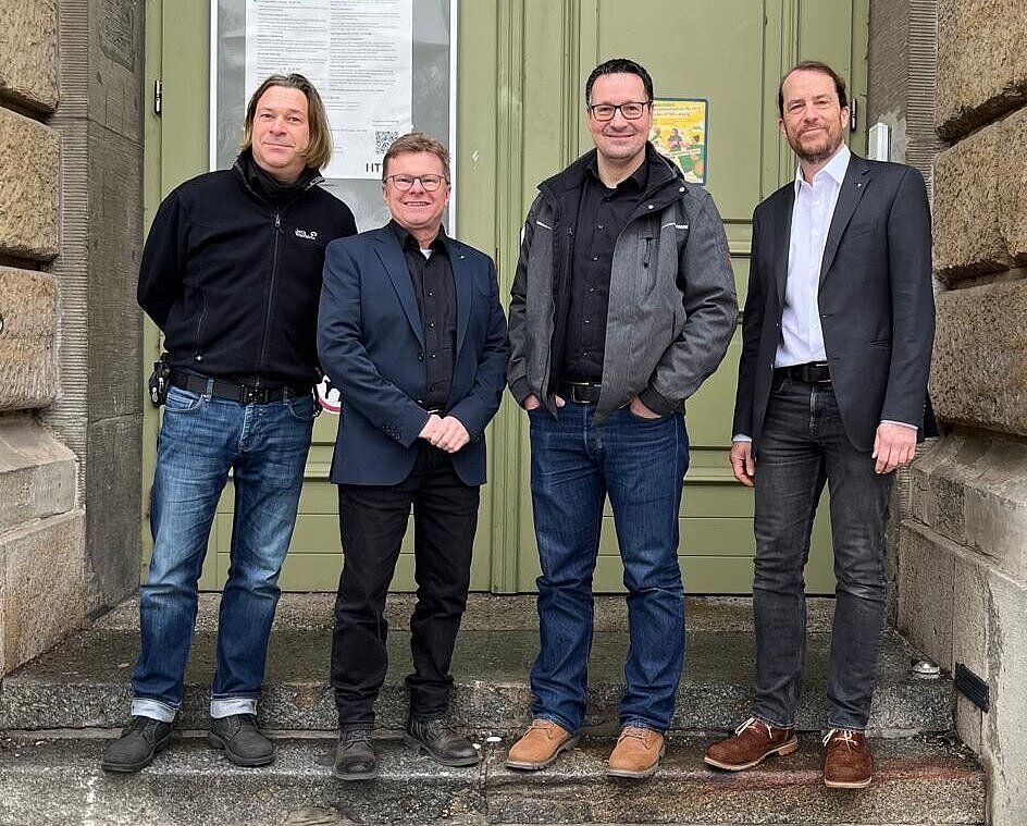 Gruppenbild des ASI-Laborteams der HTWK Leipzig mit Prüfer der internationalen ASI-Vereinigung vor dem Wiener-Bau