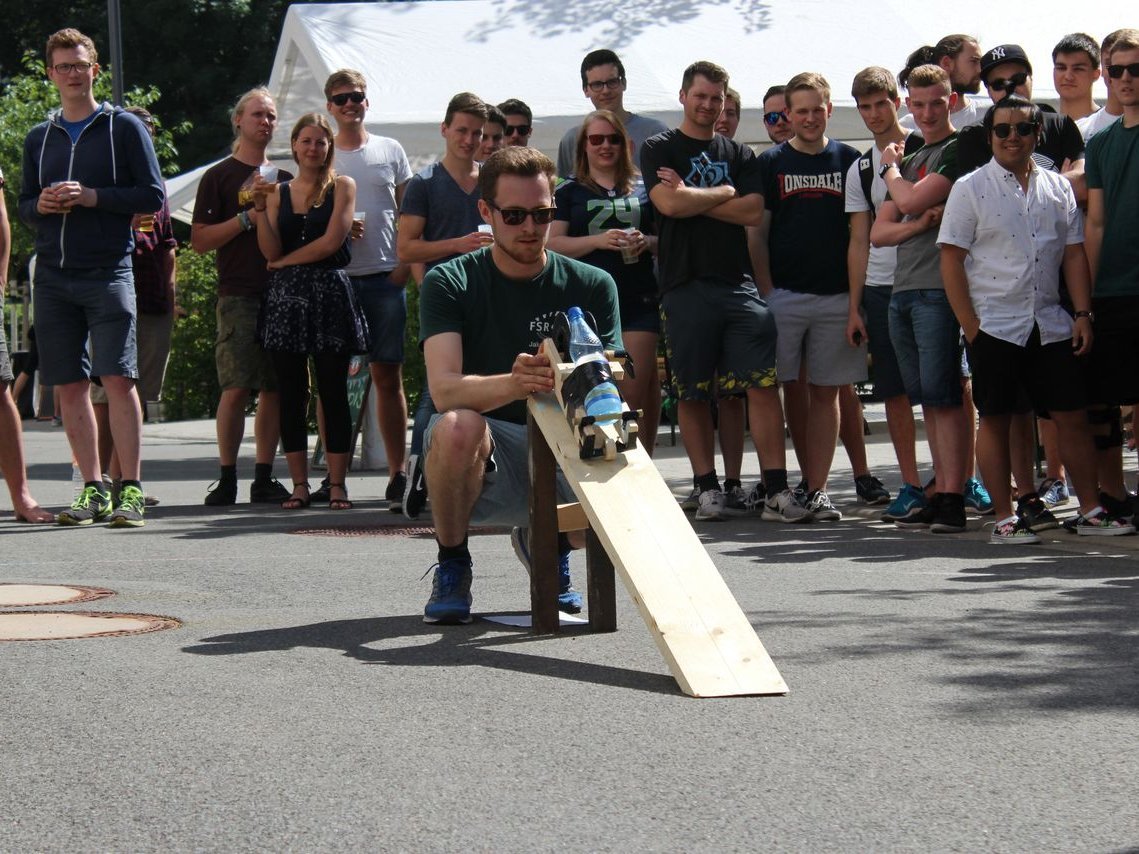 Frontalaufnahme von Studierenden beim Fakultätsfest.