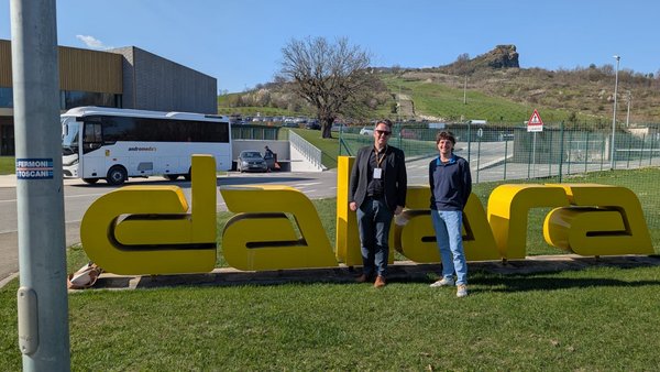 EU-Projekts EuReComp endet Zwei Männer stehen nebeneinander vor einem großen Schriftzug „dallara“ auf einer Wiese