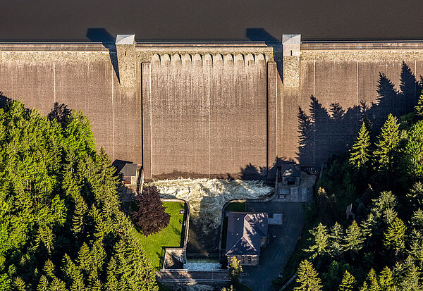 Zu sehen ist die Staumauer und die Hochwasserentlastunganlage der Talsperre Lehnmühle im sächsischen Erzgebirge beim Hochwasser 2013 aus einer Vogelperspektive.