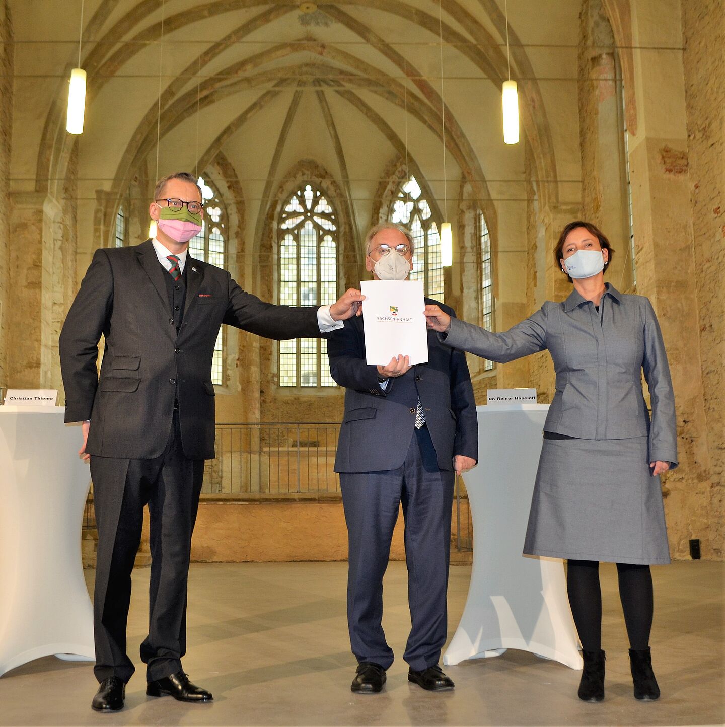 Oberbürgermeister Christian Thieme, Ministerpräsident Reiner Haseloff und Vera Moosmayer vom Bundesministerium des Innern, für Bau und Heimat (v.l.n.r.) bei der Übergabe des Zuwendungsbescheids für das DZZ (Foto: Sophie Schlehahn, Stadtverwaltung Zeitz)