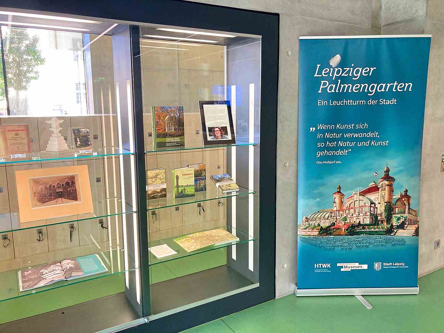 Blick in die Ausstellung zum Leipziger Palmengarten in der HTWK Bibliothek