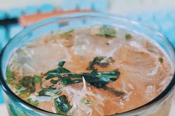 (Foto: Roy Wen/unplash) Suppenschüssel mit Suppe vor Tastatur