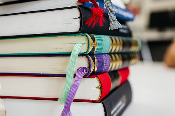 Die Zukunft der kleinen und mittleren Verlage entscheidet sich in den kommenden Jahren. (Foto: HTWK Leipzig) Bücherstapel, farbige Buchrücken übereinander
