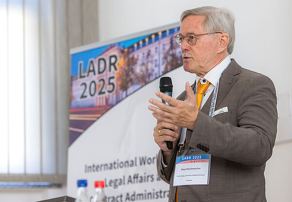 ein Mann spricht ins Mikrofon