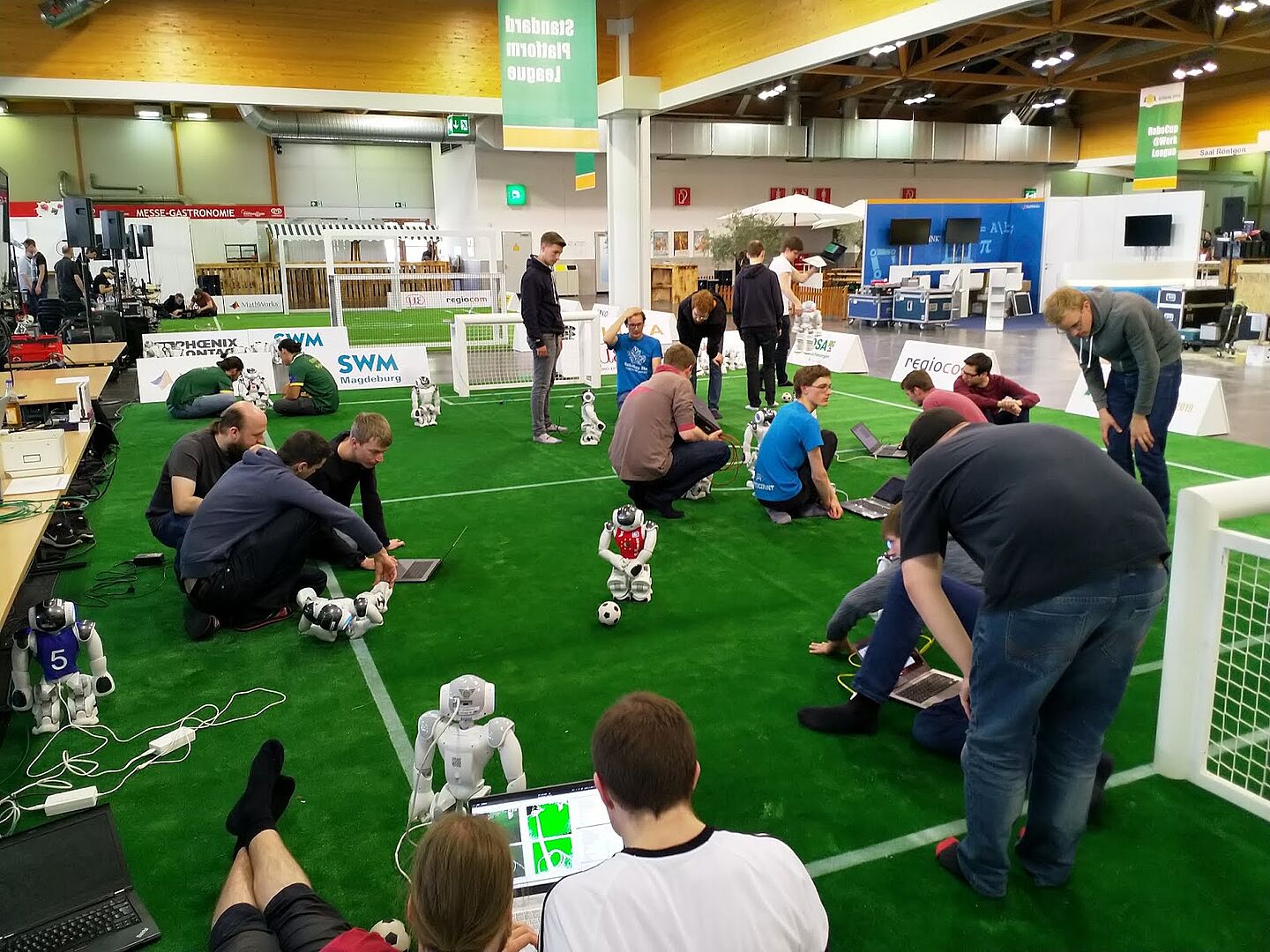 Nao-Team-Mitglieder bei der Vorbereitung auf der Spielfläche