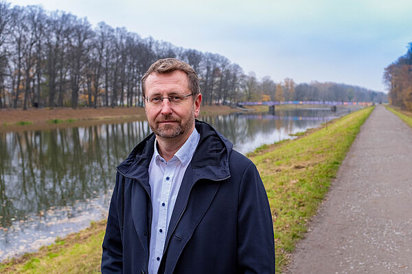 Tilo Sahlbach steht am Rande der Weißen Elster