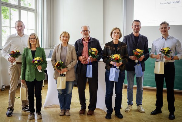 Die Nominierten des HTWK-Lehrpreises 2026 schauen vergnügt in die Kamera und erfreuen sich an Ihrer Nominierung und Auszeichnung.