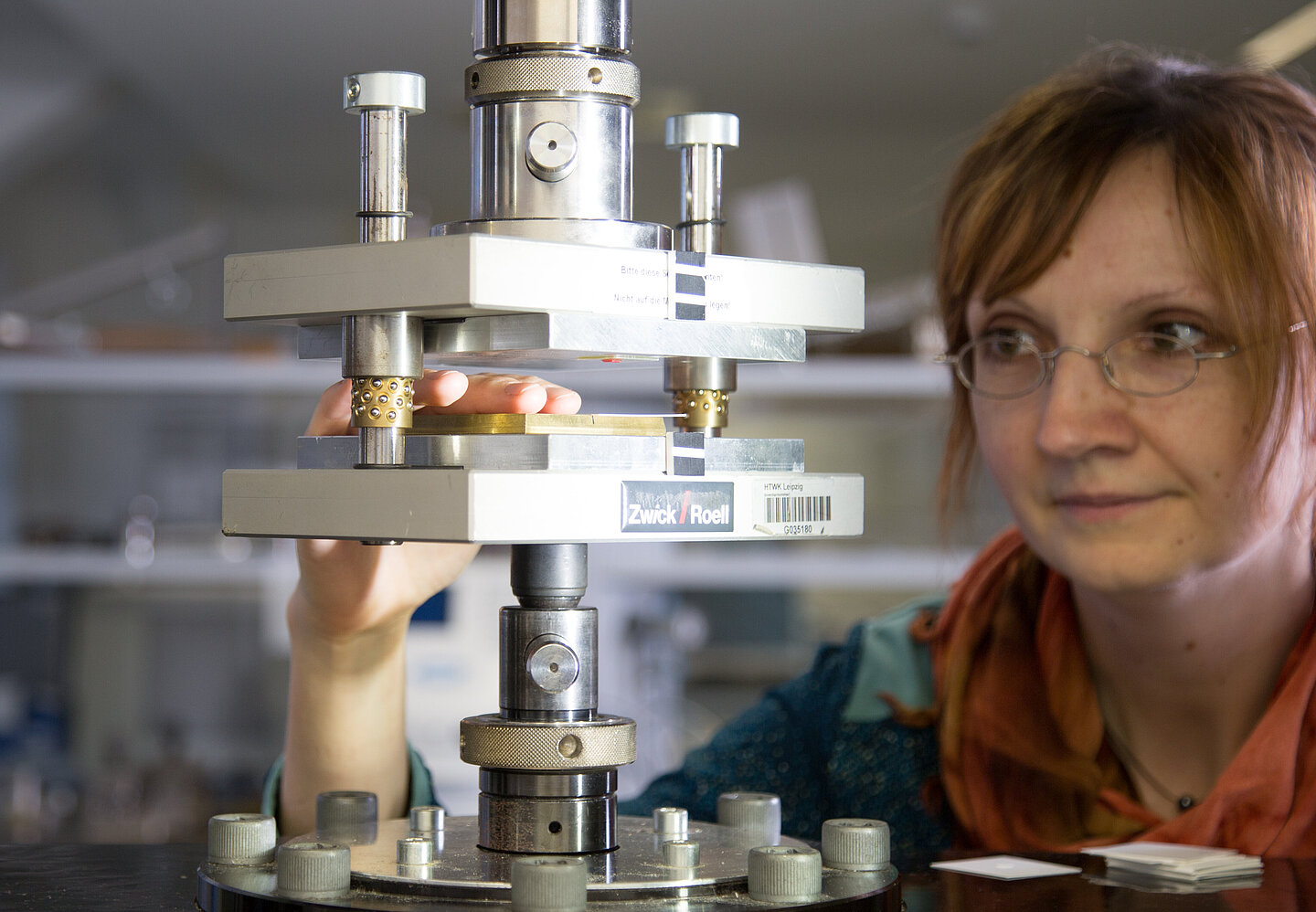 Eine Frau arbeitet mit mit der Prägemaschine 