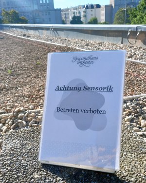 Schild Ein Aufsteller steht auf einem Flachdach