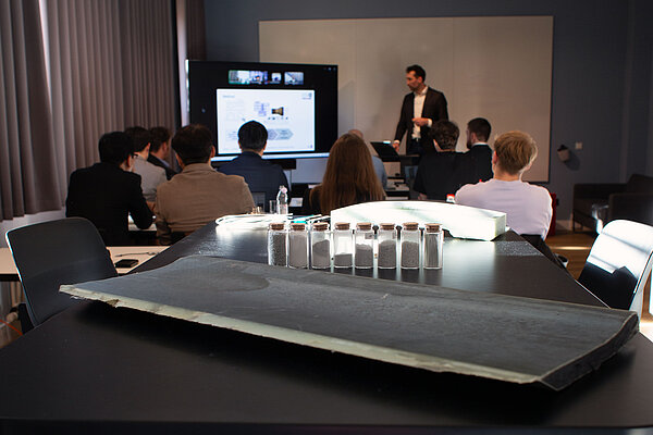 Workshop zu Composite Circularity ein Mann hält einen Vortrag vor Publikum