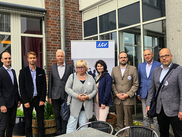 Nord-Ost-Tagung 2021 des Internationalen Controllervereins (ICV) Gruppenbild mit acht Teilnehmerinnen und Teilnehmern der Tagung