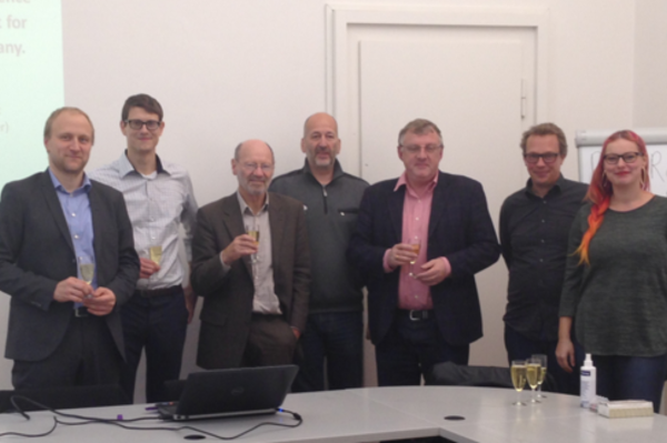Erfolgreiche Disputation von Reinhard Uehleke. Auf dem Bild ist die Prüfungskommission abgebildet. Die ersten drei Personen von links nach rechts sind 1. Prof. Bodo Sturm, 2. Reinhard Uehleke und 3. Prof. Friedel Bolle