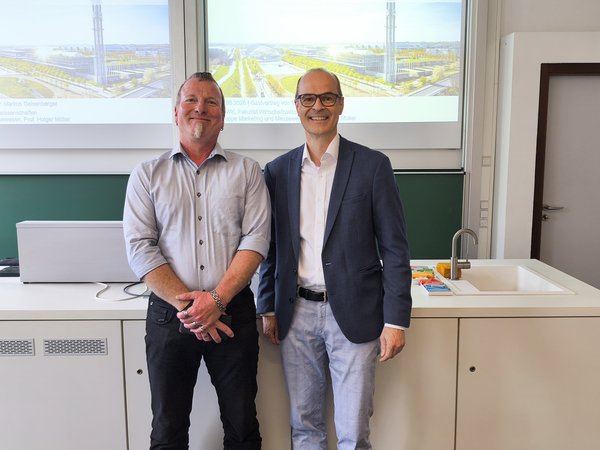 Gastgber Prof. Holger Müller (Marketing) und Referent Geschäftsführer M. Geisenberger (Leiziger Messe)