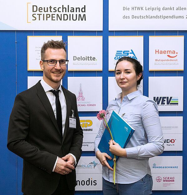 Medieninformatik-Studentin Ksenia Donicheva mit ihtem Förderer André Kuntze, Deloitte Wirtschaftsprüfungs-gesellschaft GmbH. (Foto: Swen Reichhold/HTWK Leipzig) Medieninformatik-Studentin Ksenia Donicheva mit ihtem Förderer André Kuntze, Deloitte Wirtschaftsprüfungs-gesellschaft GmbH. (Foto: Swen Reichhold/HTWK Leipzig)