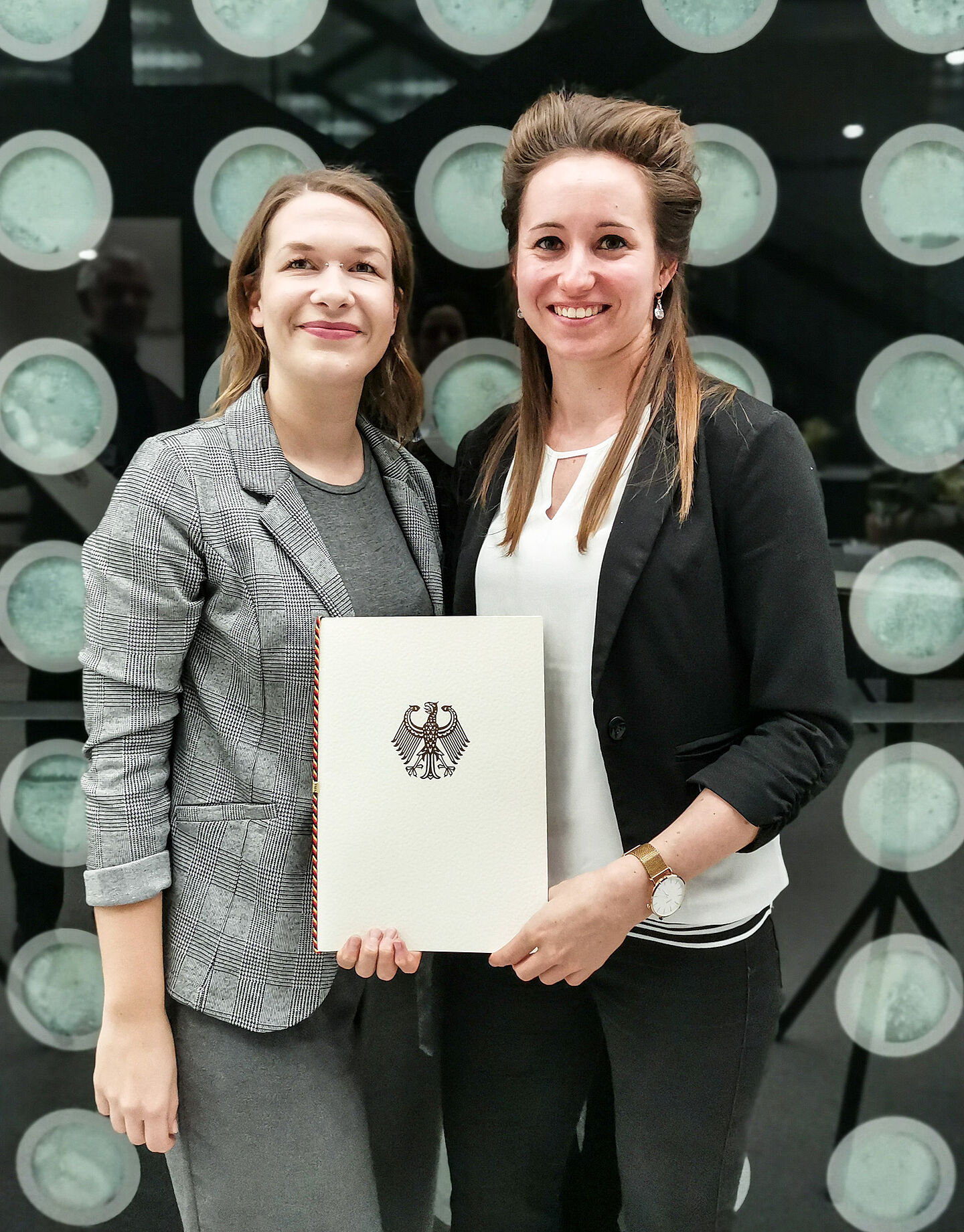 Alexandra Huber und Carolin Lorenz mit der Förderurkunde.