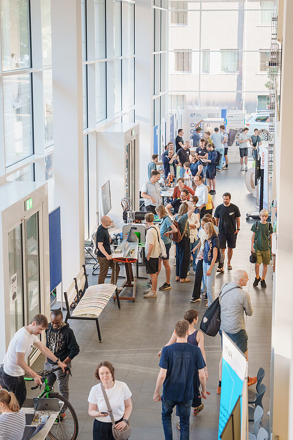 Blick auf das Foyer des Nieper-Baus mit Besuchenden und Ausstellenden
