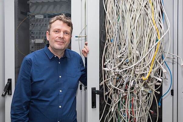 Prof. Thomas Riechert. (Foto: Marco Dirr/HTWK Leipzig) Mann steht neben vielen Kabeln