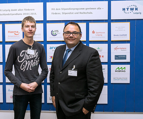 Informatik-Student und Stipendiat Marvin Jenkel (links) mit seinem Förderer Mike Eckenigk, ITS System GmbH. (Foto: Swen Reichhold/HTWK Leipzig) Informatik-Student und Stipendiat Marvin Jenkel (links) mit seinem Förderer Mike Eckenigk, ITS System GmbH. (Foto: Swen Reichhold/HTWK Leipzig)