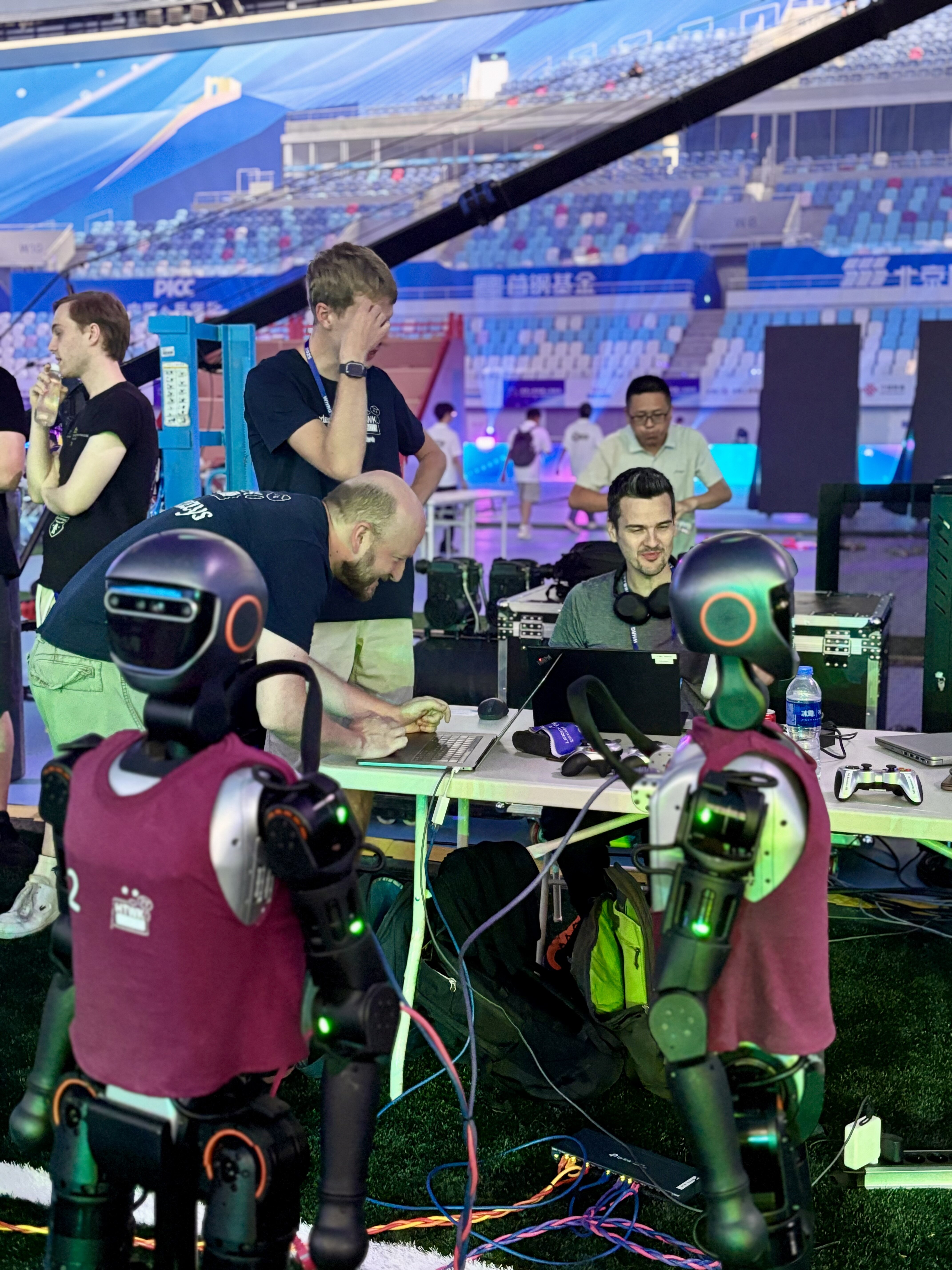 HTWK Robots Team in China Gruppe von Menschen mit menschenähnlichen Robotern