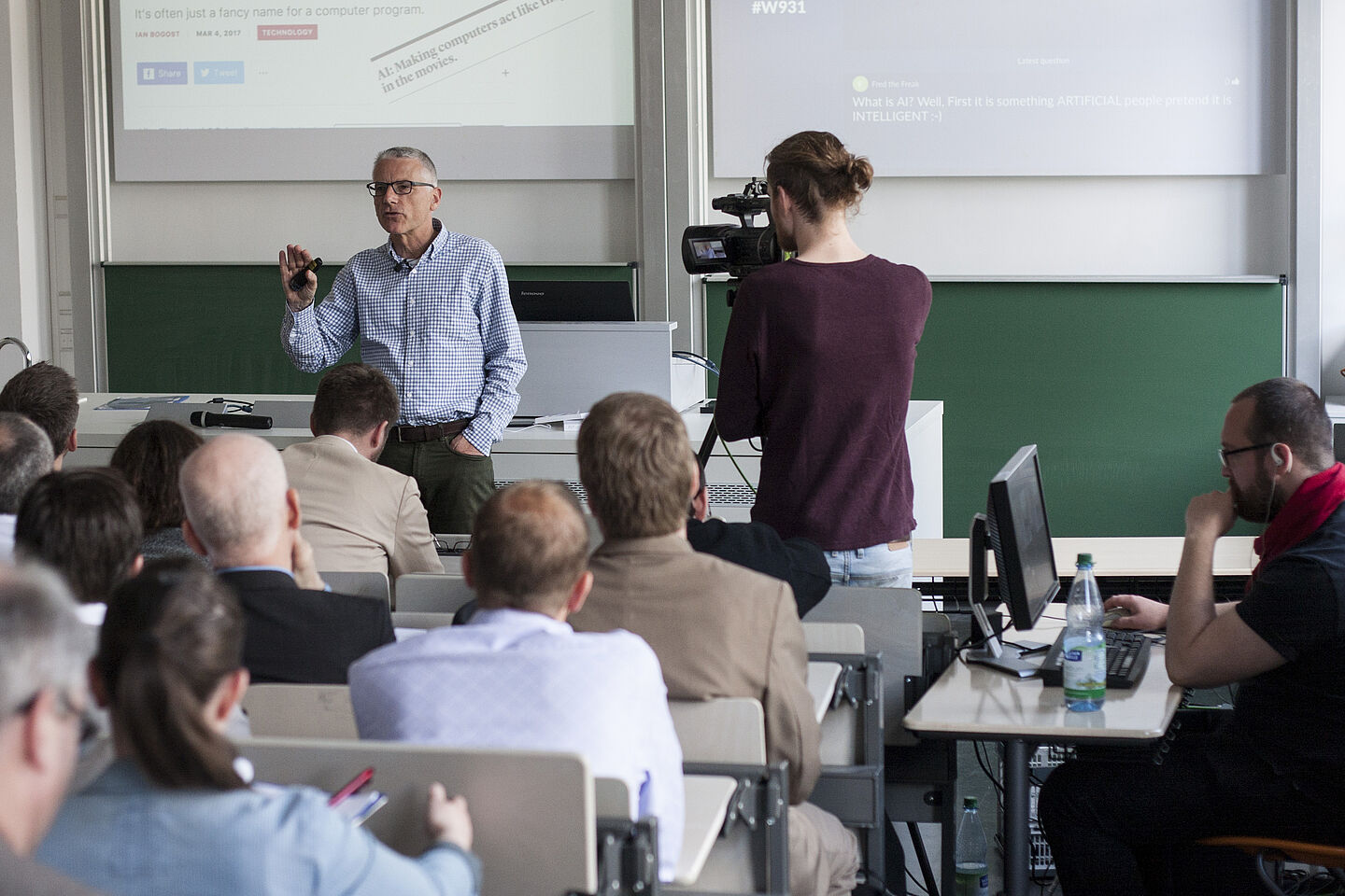 Vortrag im Hörsaal für Studierende, Alumni und Fachkräfte aus dem Bereich Personalmanagement.