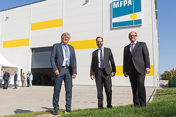 Dr. Mathias Reuschel, Sebastian Gemkow, Prof. Mark Mietzner (v.l.n.r.) vor dem Hallenneubau. (Foto: Swen Reichhold) Drei Männer vor neuer Halle Dr. Mathias Reuschel, Sebastian Gemkow, Prof. Mark Mietzner (v.l.n.r.)