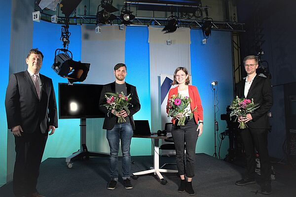 Drei Personen im Fernsehstudio