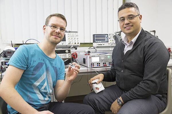 Professor Faouzi Derbel und Florian Strakosch sitzen nebeneinander