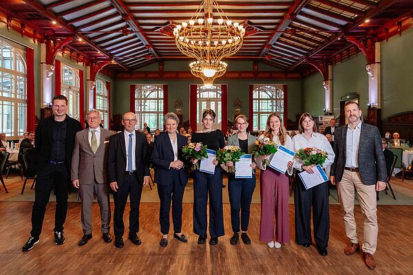 Verleihung Ostdeutscher Baupreis 23. Mai 2025_web Gruppe von Personen mit Blumensträußen