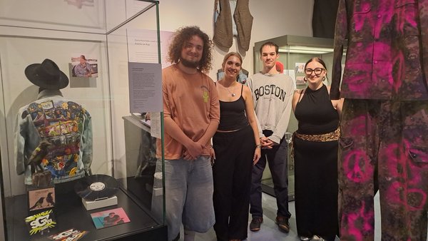 Studierende der Arbeitsgruppe der Ausstellung "RAPutation" (Foto: Prof. Dr. Gisela Weiß) Studierende der Arbeitsgruppe der Ausstellung "RAPutation" (Foto: Prof. Dr. Gisela Weiß)