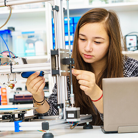 Symbolbild Studiengang Wirtschaftsingenieurwesen Maschinenbau Bachelor