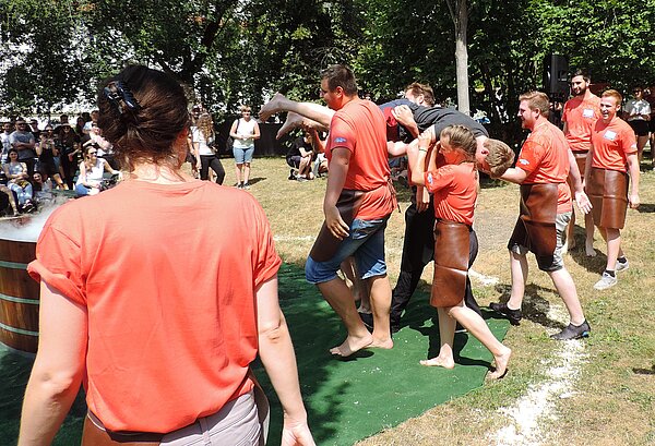 Gautschfest 2018: Packer tragen einen Gautschling zum Bottich
