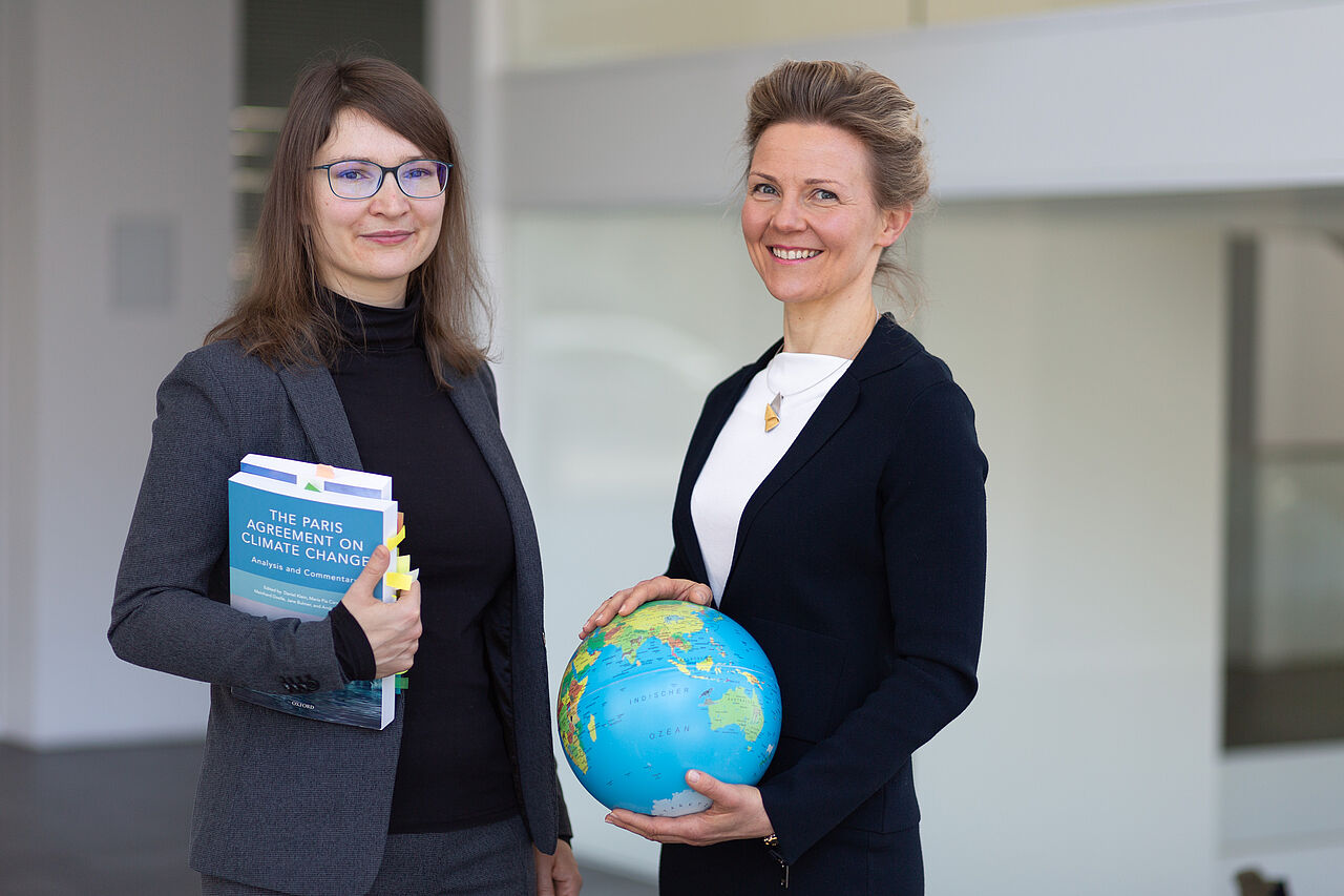 Prof. Dr. Cornelia Manger-Nestler (rechts) und Dr. Ulrike Will analysierten im Forschungsprojekt InFairCom an der HTWK Leipzig das Regelwerk des Pariser Abkommens aus rechtswissenschaftlicher Sicht. 