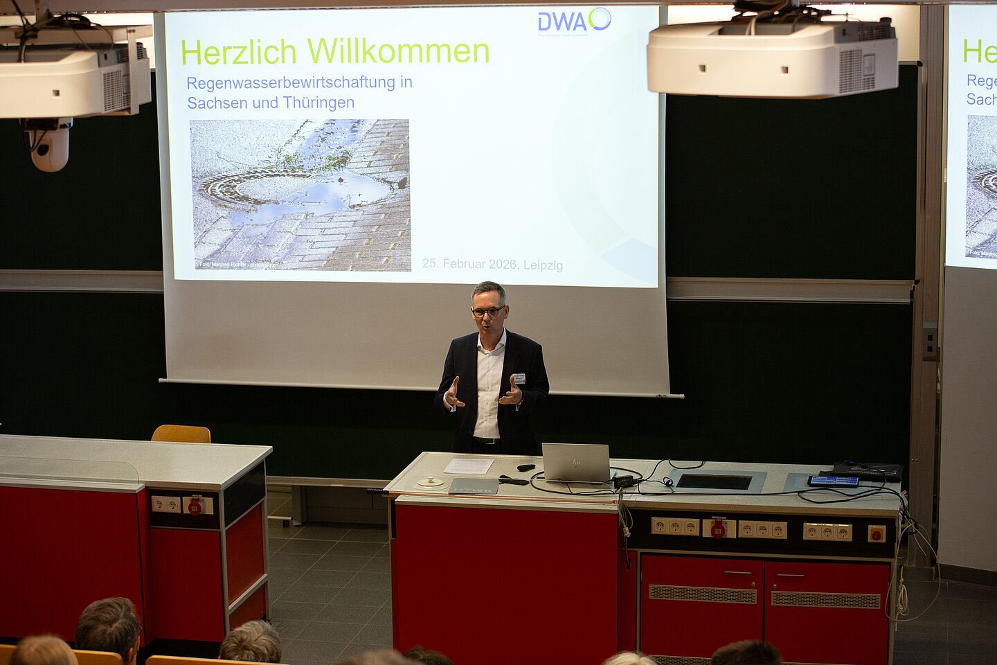 Mann hält Vortrag in Hörsaal