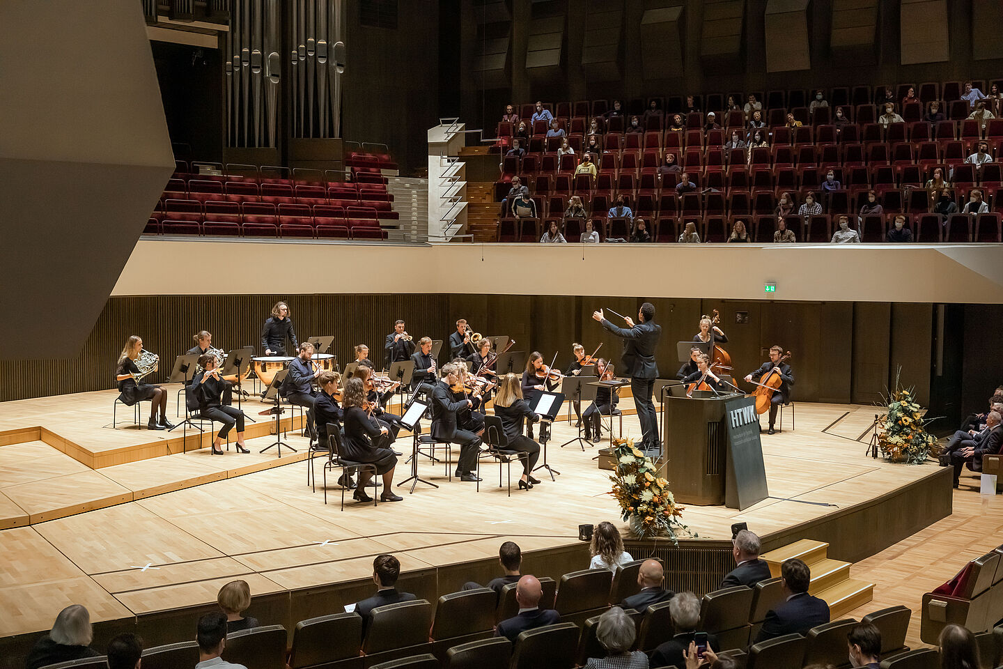 Orchester auf einer Bühne musiziert