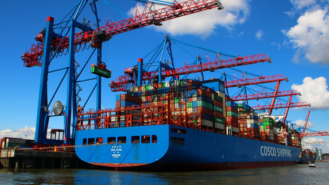 Illustration zum Fachgebiet: Containerschiff im Hamburger Hafen