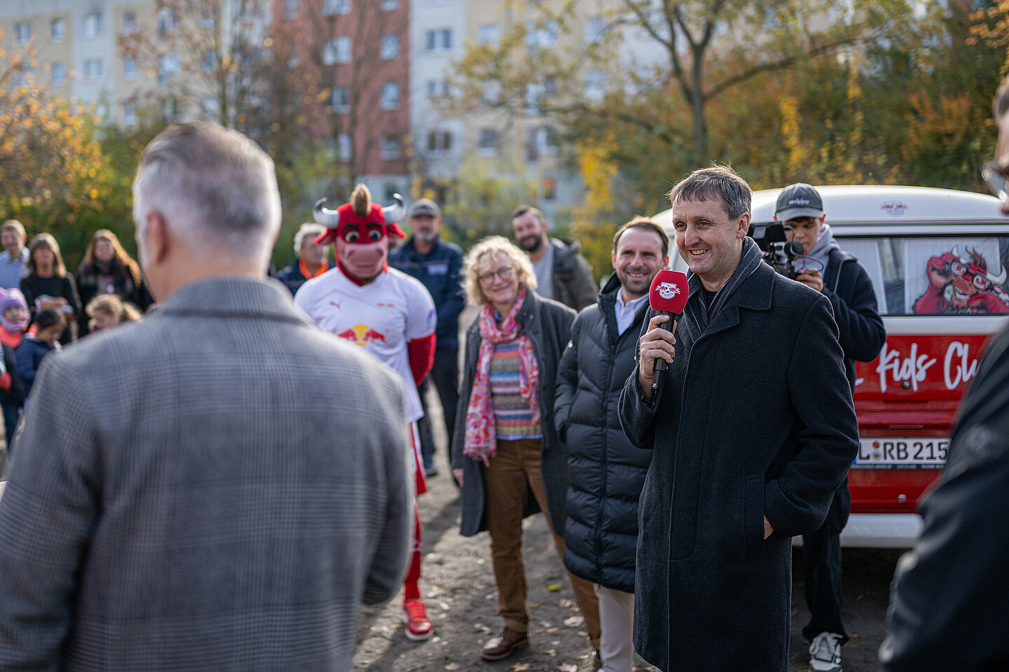 Prof. Müller ein Mann spricht in ein Mikrofon