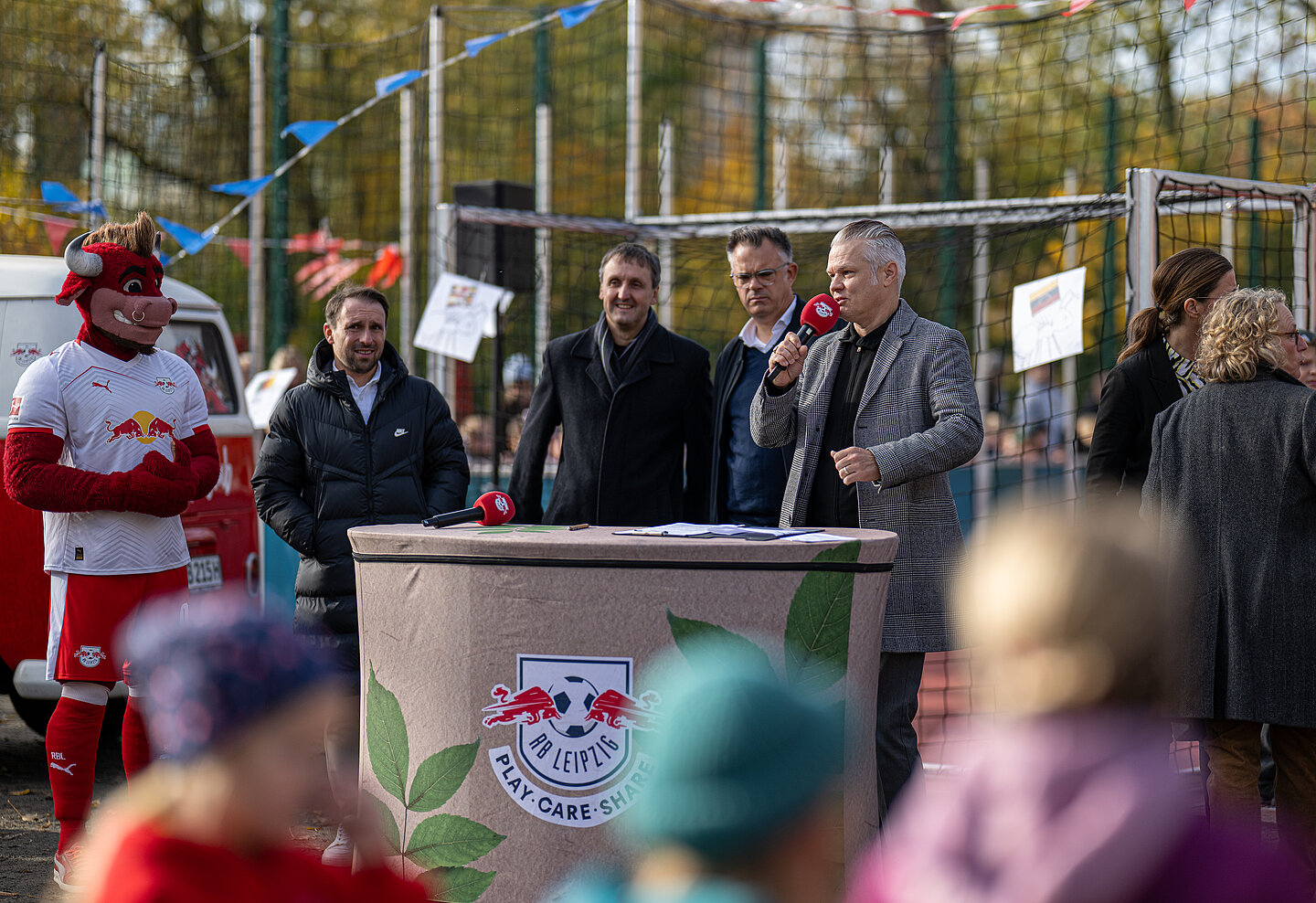 SEATainability Menschen sprechen auf einem Fußballplatz
