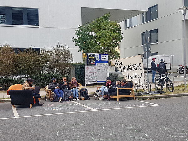 Leute sitzen auf Sofas auf Straße