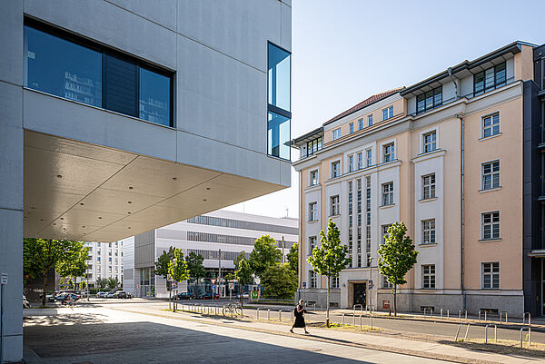 Drei Gebäude an Straßenecke (Hochschulbibliothek, Nieper-Bau und Lipsius-Bau der HTWK Leipzig (v.l.n.r.) an der Karl-Liebknecht-Straße im Süden von Leipzig.)