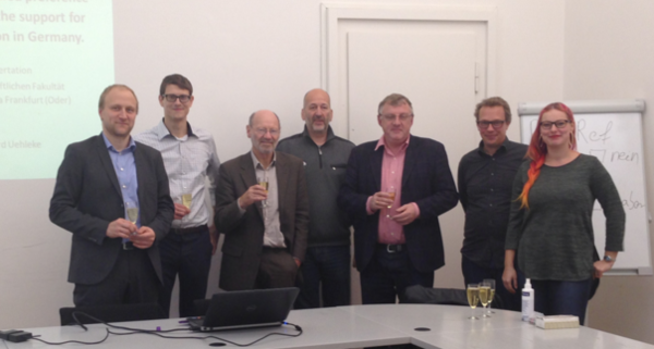 Erfolgreiche Disputation von Reinhard Uehleke. Auf dem Bild ist die Prüfungskommission abgebildet. Die ersten drei Personen von links nach rechts sind 1. Prof. Bodo Sturm, 2. Reinhard Uehleke und 3. Prof. Friedel Bolle