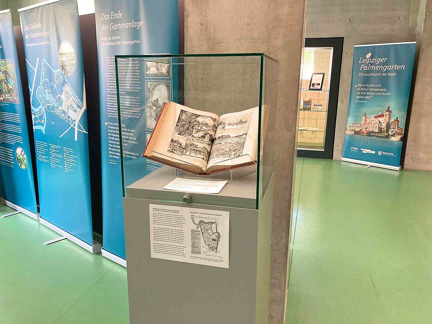 Neben vielen informativen Roll-Ups sind auch Objekte, Bücher und Bilder ein Teil der Ausstellung