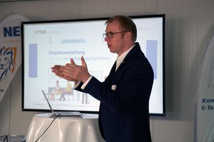 ein Mann spricht und gestikuliert