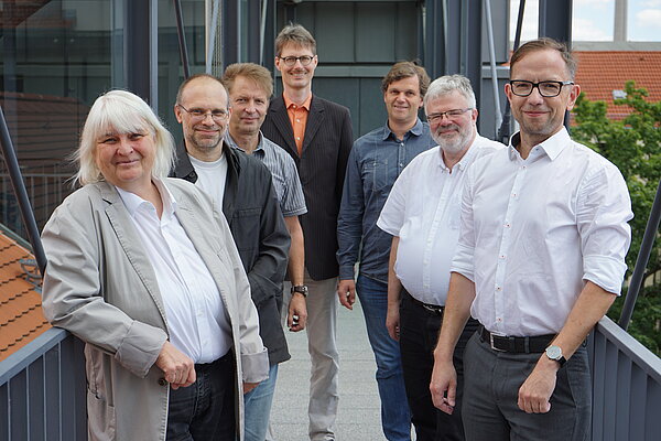Sieben der neun Gründungsmitglieder (v.l.n.r.): Prof. Gabriele Hooffacker, Prof. Karsten Weicker, Prof. Uwe Kulisch, Prof. Ulrich Nikolaus, Prof. Jochen Merker, Prof. Klaus Hering, Prof. Mathias Rudolph. (Foto: HTWK Leipzig) Sieben der neun Gründungsmitglieder des IDLL