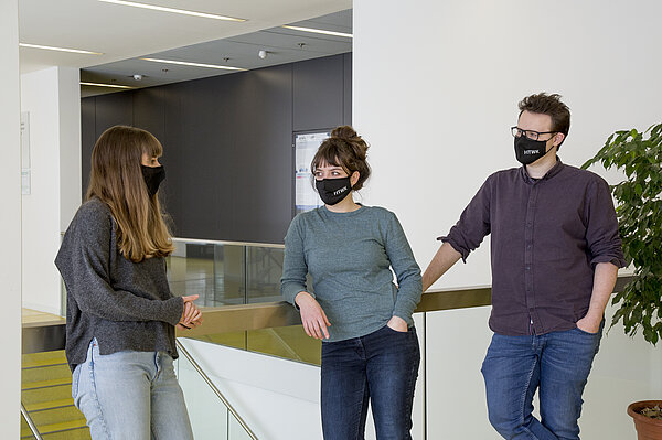 Die HTWK-Campusspezialisten Lina, Helen und Tammo beraten Studieninteressierte – nicht nur am HIT. (Foto: HTWK Leipzig) drei Personen mit Mundschutz in Treppenhaus