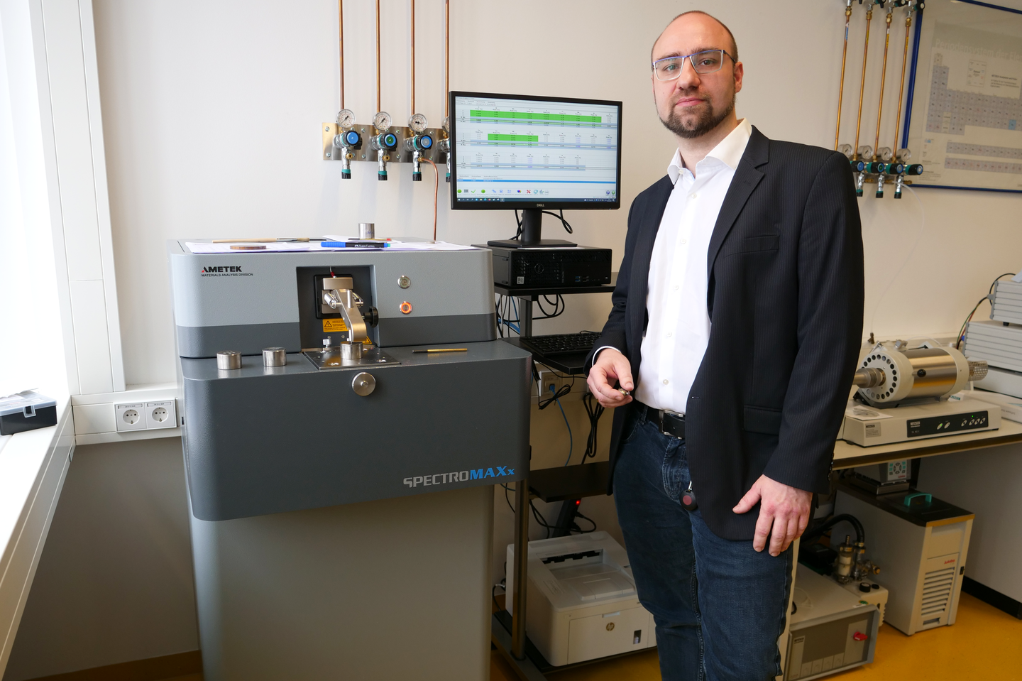 Prof. Rosemann am Funkenspektrometer – SPECTROMAXx © HTWK Leipzig