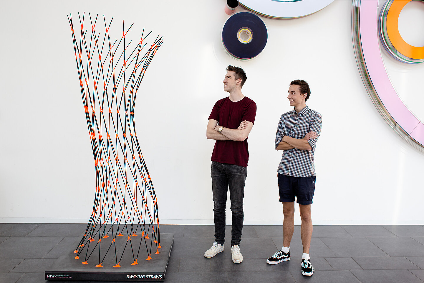 Swayings Straws Die Architekten Fabian Eidner und Theodor Reinhardt stehen neben „Swayings Straws“.