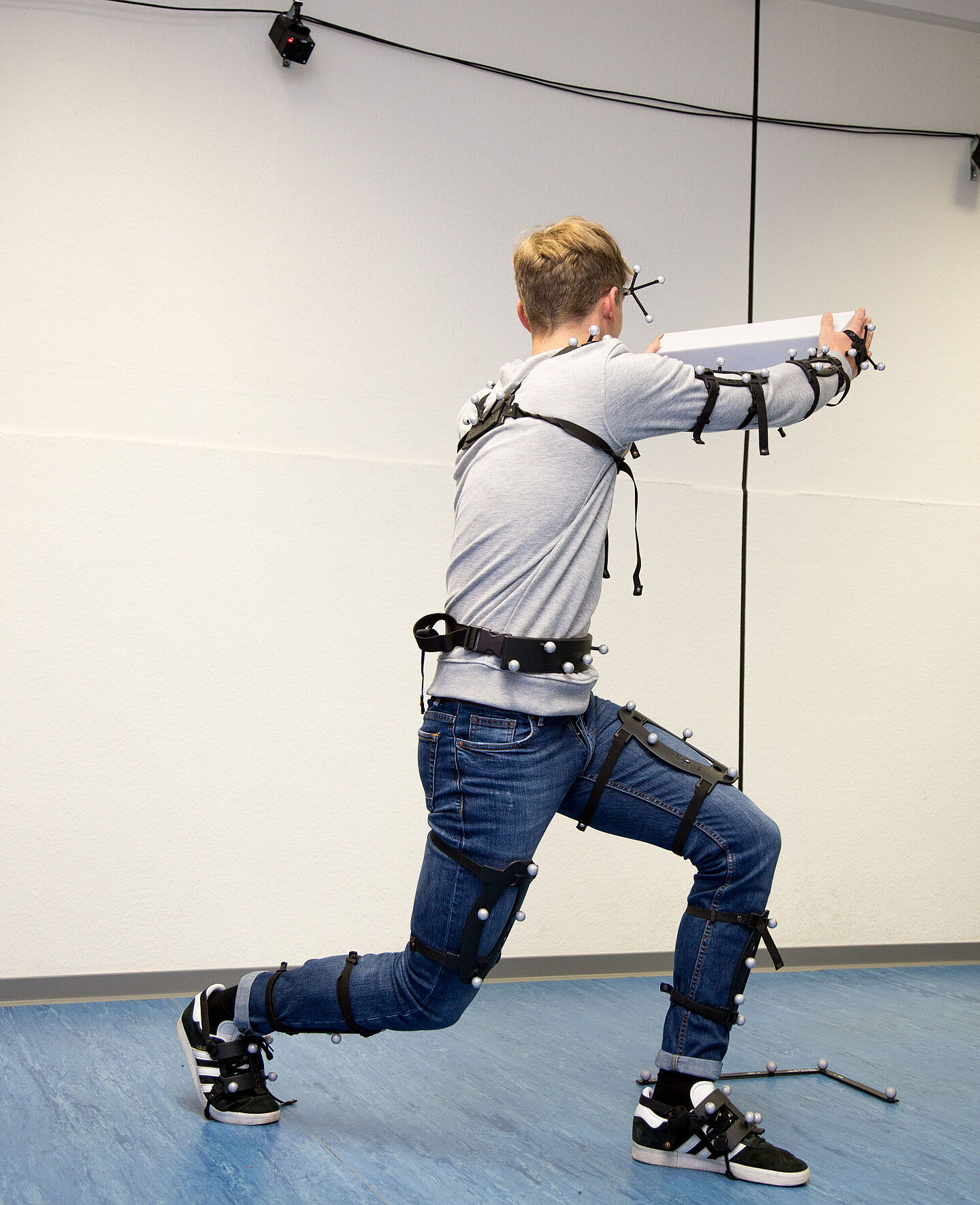 Bewegungstracking Angelernt wird die Software mit speziellen 3D-Videos einer sich bewegenden Person, die an ihrem Körper reflektierende Trackingkugeln trägt