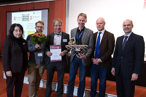 Gruppenfoto der Preisträger und Gratulanten.