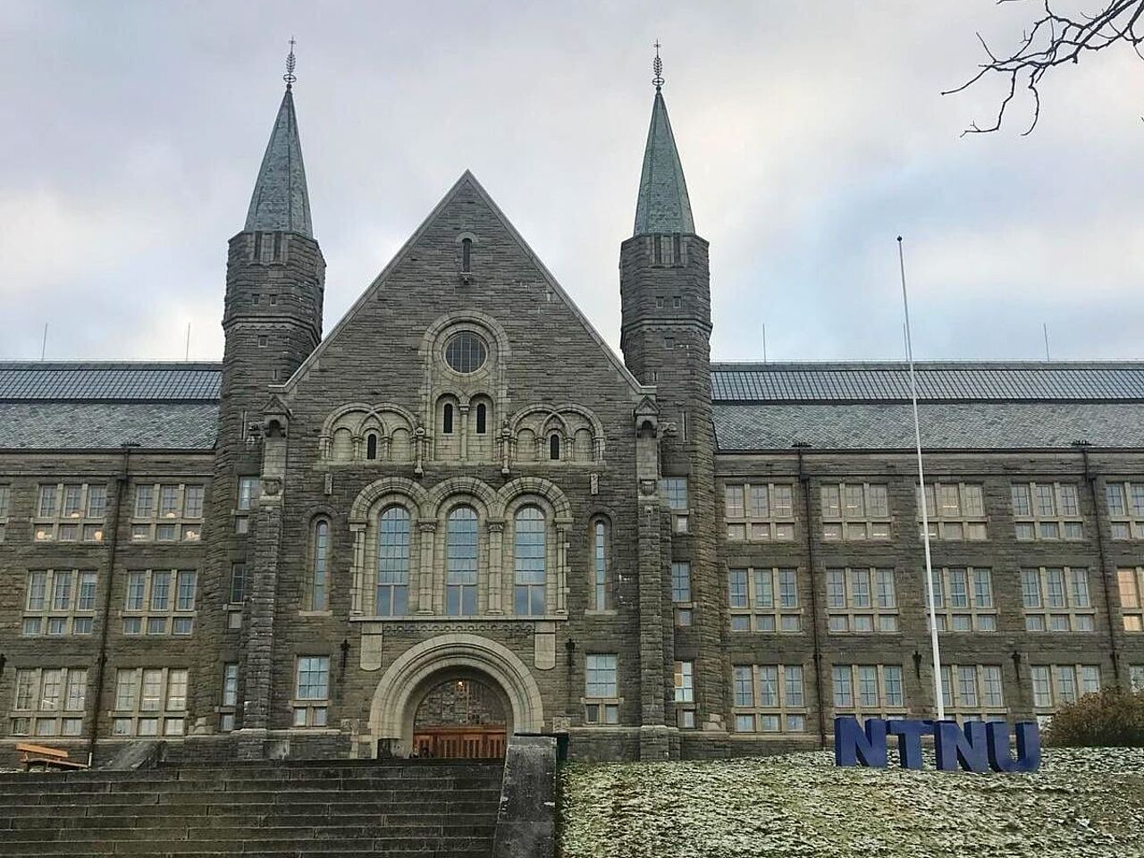 Blick auf den Eingang der NTNU Trondheim.